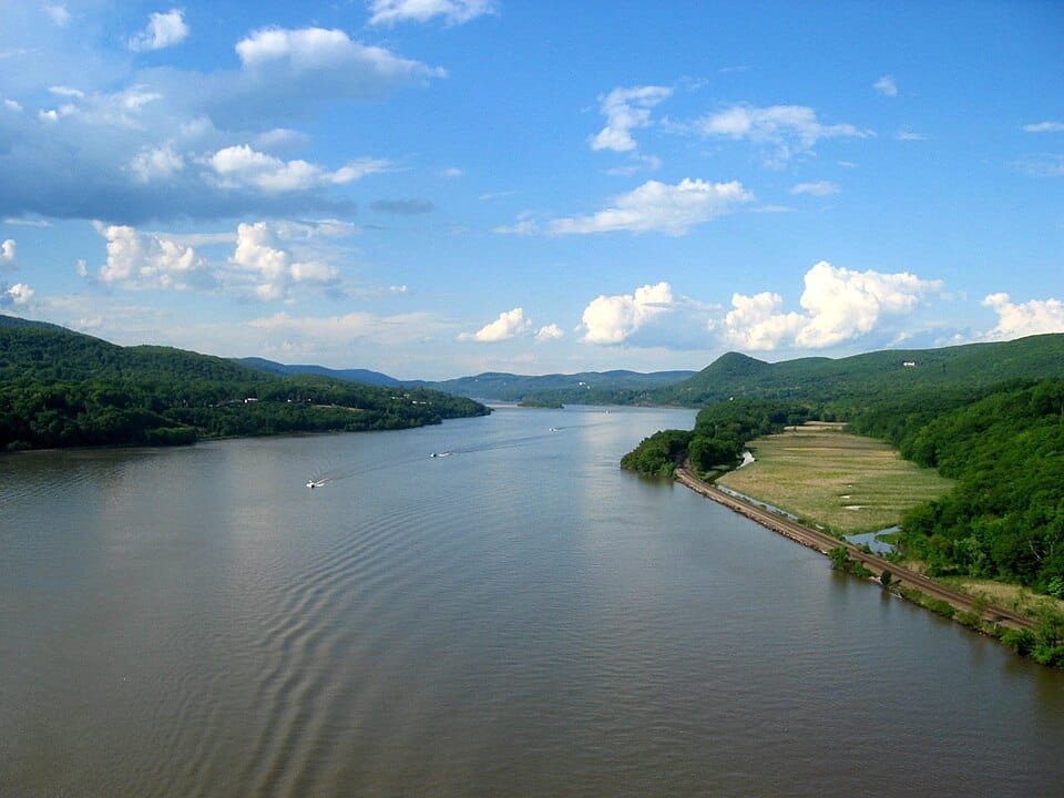 Hudson River - Photo 1