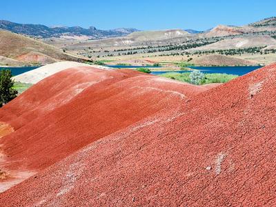 Painted Hills Lake