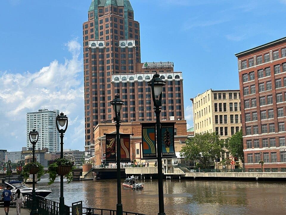 Milwaukee RiverWalk | West